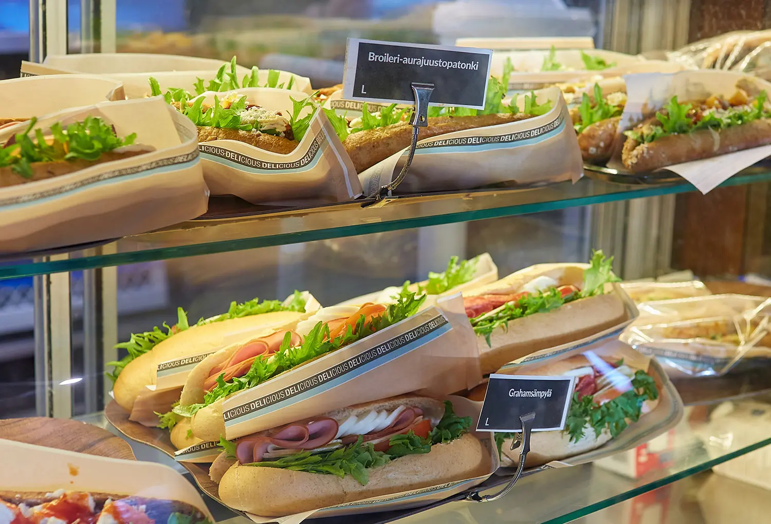 Sämpylöitä vitriinissä